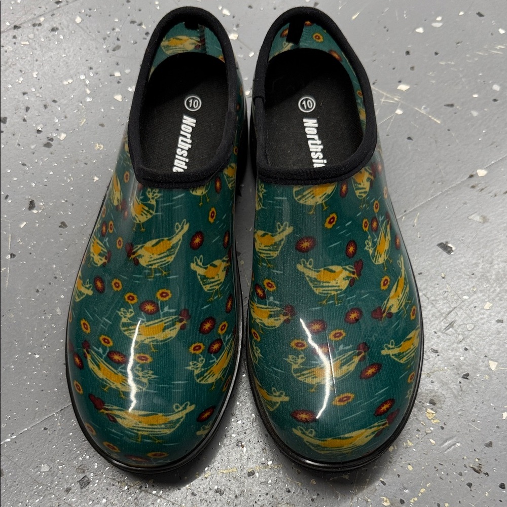 Nordside Green Garden Chicken Clogs